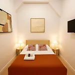 2 pieces avec mezzanine et deco design - Paris 9